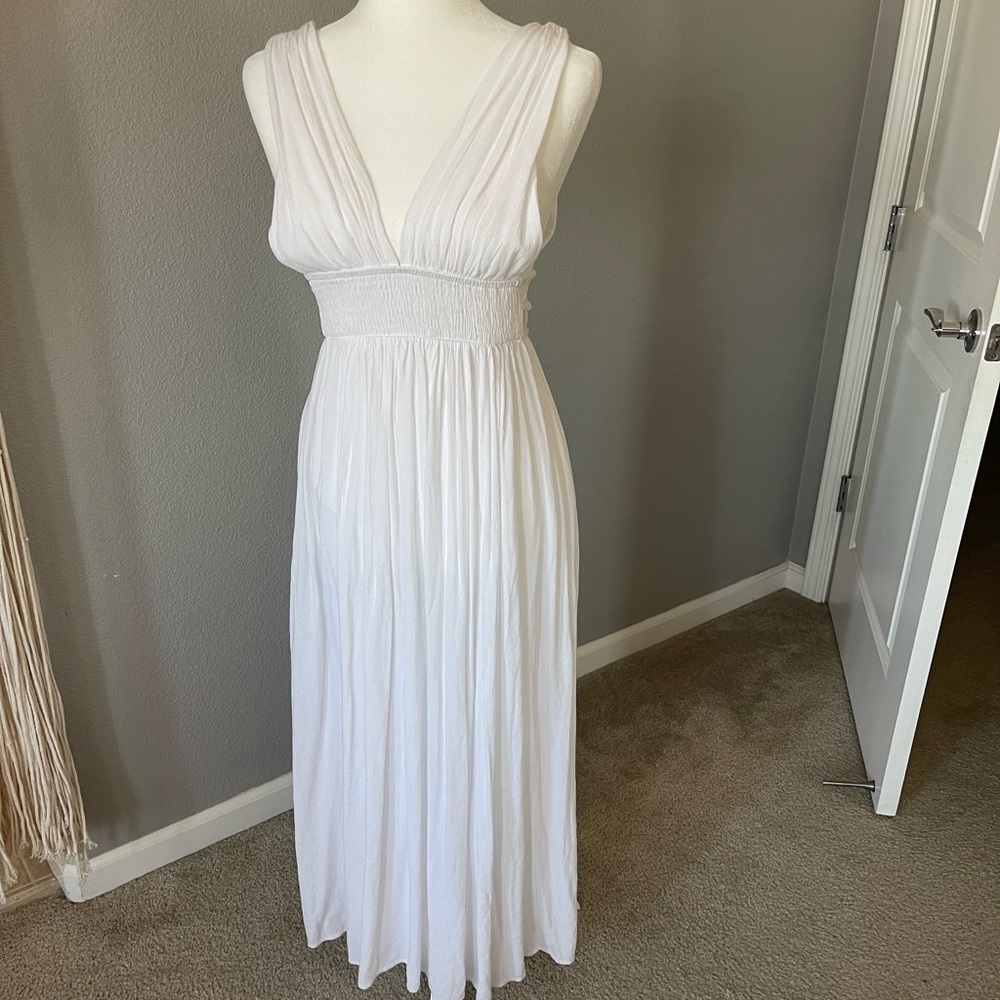 Long white sleeveless dress